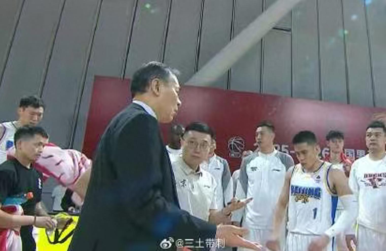 云开体育官网-破案了！许利民痛斥球员耍大牌，指的是谁？许导忍不住点出姓名